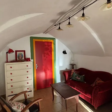 Longo Mai Apartment